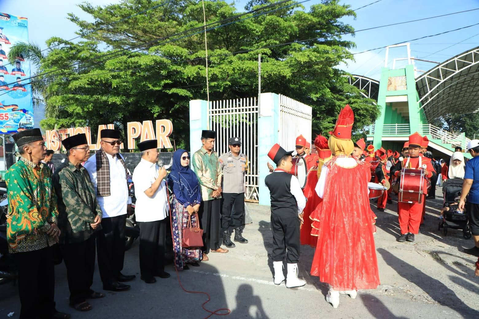 Wakil Wali Kota Solok melepas pawai khatam Alquran.